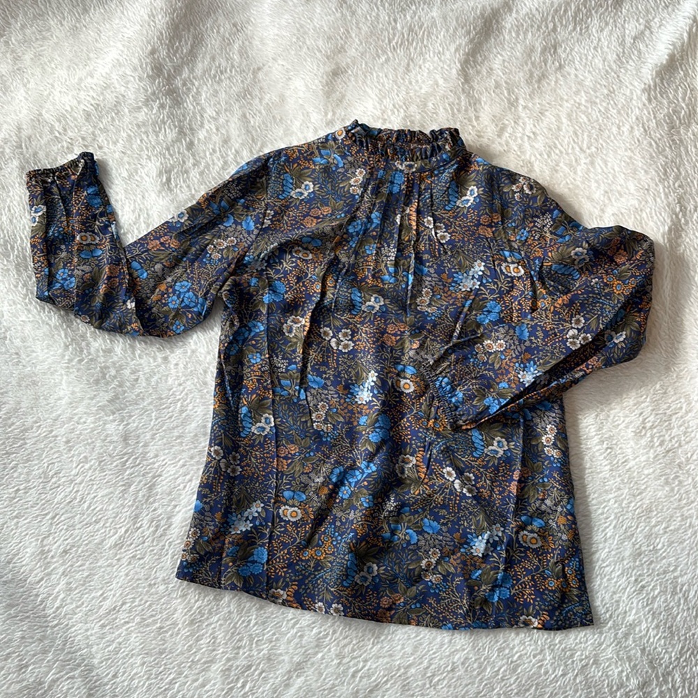 Silk J.McLaughlin blouse. Size Small. Flower print. High ruffled collar